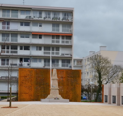Place du monument aux morts de Chevigny-Saint-Sauveur - Photo Corinne Royer