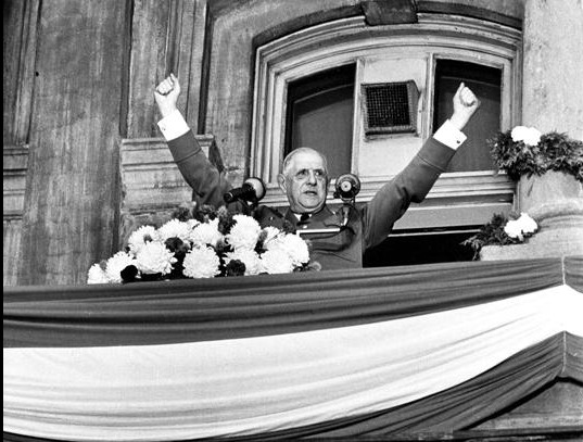 Charles de Gaulle sur le balcon de l'hôtel de ville de Montréal lors de l'allocution pendant laquelle il prononça son célèbre: Vive le Québec libre!